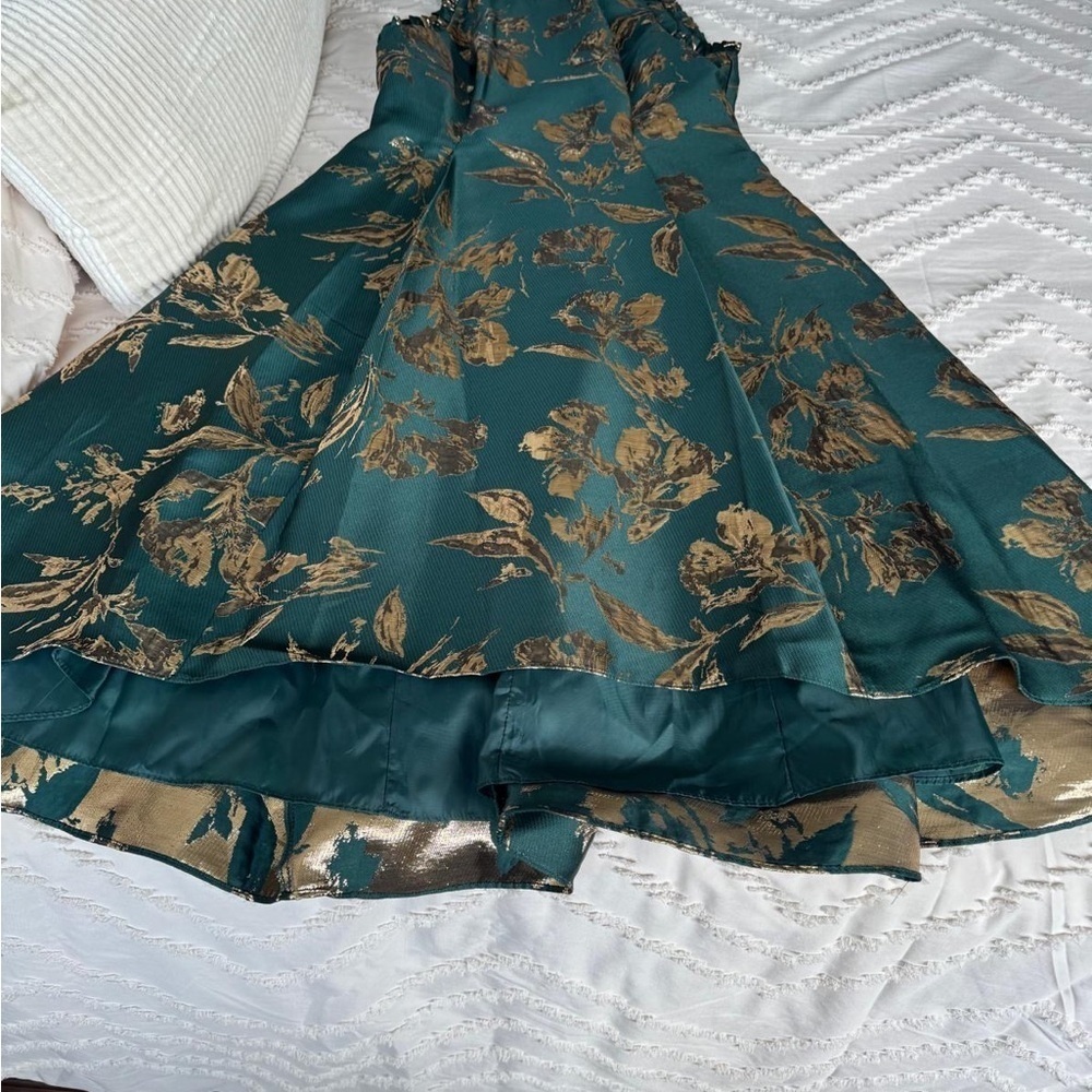 Elegant Green and Gold Floral Dress - Picture 2 of 4